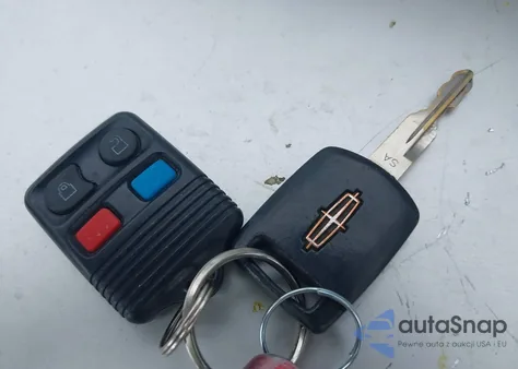 2010 Lincoln Town Car Signature Limited from USA, damaged, VIN 2LNBL8CVXAX619130